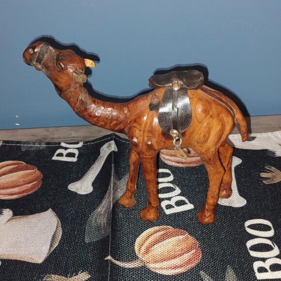 Camel hand carved wooden vintage figurine with leather saddle - Picture 3 of 5